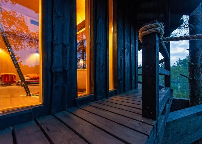 אכסניה Treehouseestonia *